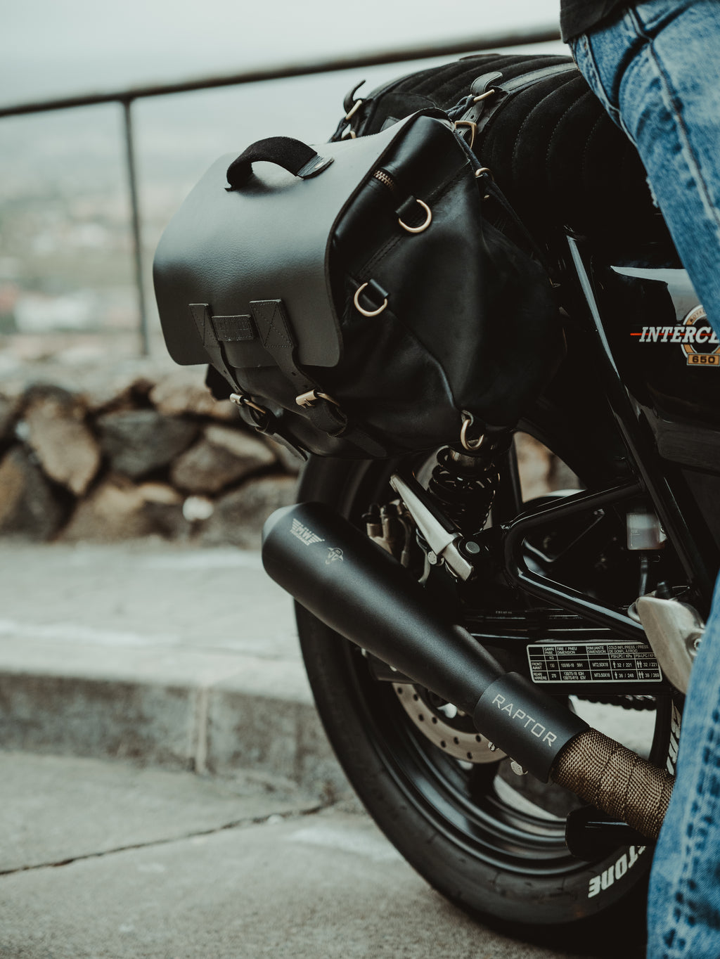 ESCAPES SLIP-ON RAPTOR PARA ROYAL ENFIELD 650 TWINS NEGRO